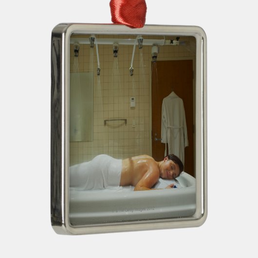 vichyシャワーの水治療法を楽しんでいる女性 メタルオーナメント (右)