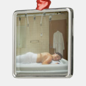 vichyシャワーの水治療法を楽しんでいる女性 メタルオーナメント (左)