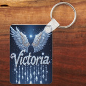 Victoria Name Art with Sparkling Diamond Wings キーホルダー (裏面)