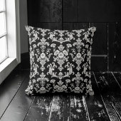 Victorian Black and White Damask Pattern クッション