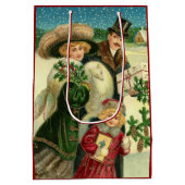 Victorian family in the snow Christmas scene ミディアムペーパーバッグ (裏面)