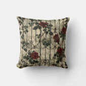 Victorian Gothic Garden Roses Pattern クッション (正面)