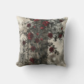 Victorian Gothic Garden Roses Pattern クッション (正面)