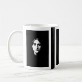 Victorian woman with haunting expression コーヒーマグカップ