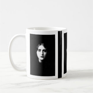 Victorian woman with haunting expression コーヒーマグカップ