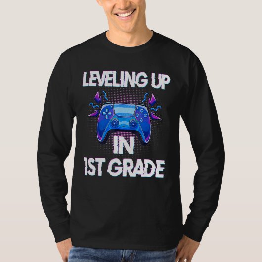 Video Gaming students Leveling up in First Grade Tシャツ (正面)