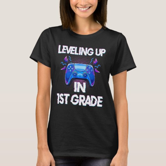 Video Gaming students Leveling up in First Grade Tシャツ (正面)