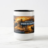 Videographer with action ツートーンマグカップ (中央)