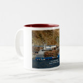 Viekoda湾、オランダ港、アラスカのカニのボート ツートーンマグカップ (正面左)