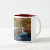 Viekoda湾、オランダ港、アラスカのカニのボート ツートーンマグカップ (正面右)