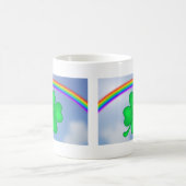 Vierblättriges Kleeblatt mit Regenbogen コーヒーマグカップ (中央)