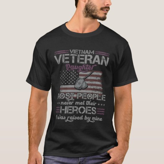 Vietnam Veteran Daughter Raised By My Hero Tシャツ (正面)