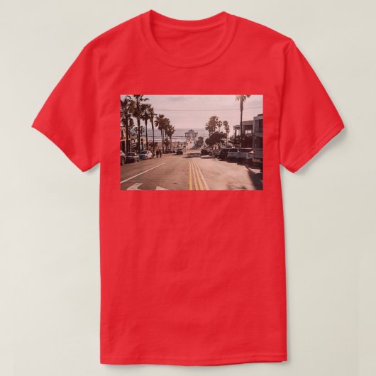 View of the Manhattan Beach Pier as seen from down Tシャツ (デザイン正面)