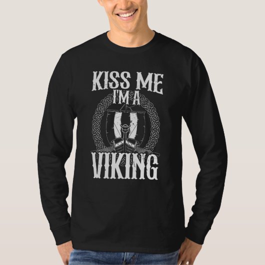 Viking runes and Viking ship of Nordic mythology Tシャツ (正面)