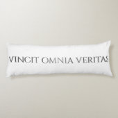 VINCIT OMNIA VERITAS ボディピロー (裏面)