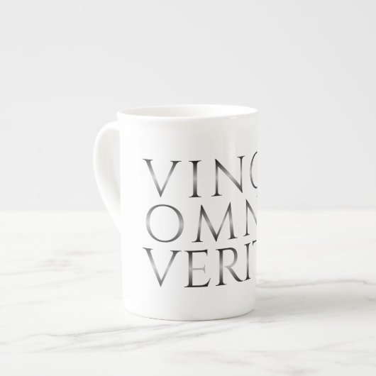 VINCIT OMNIA VERITAS - 光 ボーンチャイナマグカップ (正面左)