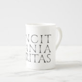 VINCIT OMNIA VERITAS - 光 ボーンチャイナマグカップ (正面右)
