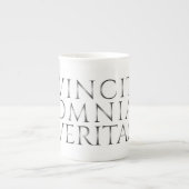 VINCIT OMNIA VERITAS - 光 ボーンチャイナマグカップ (正面)