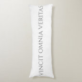 VINIT OMNIA VERITAS ボディピロー (正面縦)