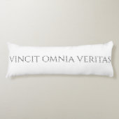 VINIT OMNIA VERITAS ボディピロー (正面)