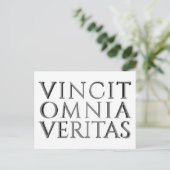 VINIT OMNIA VERITAS – ライトホリディポストカード シーズンポストカード (スタンド正面)