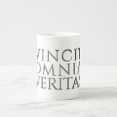 VINIT OMNIA VERITAS – ライトボーン中国マグカップ ボーンチャイナマグカップ (正面)