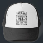 Vintage 1942 80Th Birthday Gift Men Women Original キャップ<br><div class="desc">Looking for the perfect funny 80th Birthday Anniversary Mens Tee? The "Vintage 1942 80th Birthday All Original Parts" grunge design is a great gift idea for anyone born in 1942 who is turning 80 years old this year. Perfect for the birthday celebration or surprise party for him or her, bring...</div>