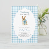 Vintage Blue Gingham Bunny Boy Baby Shower 招待状 (スタンド正面)