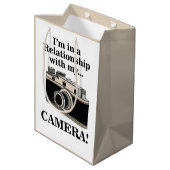 Vintage Camera Funny Photographer Birthday ミディアムペーパーバッグ (裏面アングル)