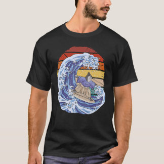 Vintage cat surfing a wave wearing Japanese tradit Tシャツ