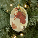 Vintage Christmas ビクトリアン Santa Claus in Chimney セラミックオーナメント<br><div class="desc">ヴィンテージイラストレーションビクトリアンエラメリークリスマスの休日デザインは、クリスマスイブのおもちゃでいっぱいの袋で雪の上の屋根の登山の上にサンタクロースをフィーチャー。屋根の上に聖ニコライすてきルと非常に寒い冬の夕べ。</div>