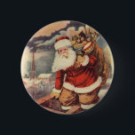 Vintage Christmas ビクトリアン Santa Claus in Chimney 缶バッジ<br><div class="desc">ヴィンテージのイラストレーションビクトリアンメリークリスマスの休日の画像すてきは、クリスマス・イブに玩具の袋でいっぱいの家の煙突の下に白い髭と帽子の登山を持つ古いサンタ・クロースを特徴とする。ハッピーホリデーと季節のご挨拶！</div>
