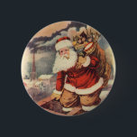 Vintage Christmas ビクトリアン Santa Claus in Chimney 缶バッジ<br><div class="desc">ヴィンテージのイラストレーションビクトリアンメリークリスマスの休日の画像すてきは、クリスマス・イブに玩具の袋でいっぱいの家の煙突の下に白い髭と帽子の登山を持つ古いサンタ・クロースを特徴とする。ハッピーホリデーと季節のご挨拶！</div>