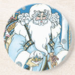 Vintage Christmas, Blue Santa Claus with Snowglobe コースター<br><div class="desc">ヴィンテージイラストレーションビクトリアンスタイルメリークリスマスの休日デザインは、森の中でサンタクロースを特集すてき。サンニコライは、片手に雪の球体を持つ青いコートを着て、もう一方の手に杖を持っている。彼のコートからつるかわいいテディベアとおもちゃの袋は彼の背中の上にクリスマスイブに配達する準備ができている。森の中の雪の白い冬のシーンは、木々と、雪の結晶が夜空から落ちている。ハッピーホリデーと季節のご挨拶！</div>