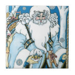 Vintage Christmas, Blue Santa Claus with Snowglobe タイル<br><div class="desc">ヴィンテージイラストレーションビクトリアンスタイルメリークリスマスの休日デザインは、森の中でサンタクロースを特集すてき。サンニコライは、片手に雪の球体を持つ青いコートを着て、もう一方の手に杖を持っている。彼のコートからつるかわいいテディベアとおもちゃの袋は彼の背中の上にクリスマスイブに配達する準備ができている。森の中の雪の白い冬のシーンは、木々と、雪の結晶が夜空から落ちている。ハッピーホリデーと季節のご挨拶！</div>