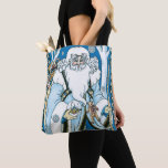 Vintage Christmas, Blue Santa Claus with Snowglobe トートバッグ<br><div class="desc">ヴィンテージイラストレーションビクトリアンスタイルメリークリスマスの休日デザインは、森の中でサンタクロースを特集すてき。サンニコライは、片手に雪の球体を持つ青いコートを着て、もう一方の手に杖を持っている。彼のコートからつるかわいいテディベアとおもちゃの袋は彼の背中の上にクリスマスイブに配達する準備ができている。森の中の雪の白い冬のシーンは、木々と、雪の結晶が夜空から落ちている。ハッピーホリデーと季節のご挨拶！</div>