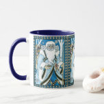 Vintage Christmas, Blue Santa Claus with Snowglobe マグカップ<br><div class="desc">ヴィンテージイラストレーションビクトリアンスタイルメリークリスマスの休日デザインは、森の中でサンタクロースを特集すてき。サンニコライは、片手に雪の球体を持つ青いコートを着て、もう一方の手に杖を持っている。彼のコートからつるかわいいテディベアとおもちゃの袋は彼の背中の上にクリスマスイブに配達する準備ができている。森の中の雪の白い冬のシーンは、木々と、雪の結晶が夜空から落ちている。ハッピーホリデーと季節のご挨拶！</div>