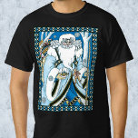 Vintage Christmas, Blue Santa Claus with Snowglobe Tシャツ<br><div class="desc">ヴィンテージイラストレーションビクトリアンスタイルメリークリスマスの休日デザインは、森の中でサンタクロースを特集すてき。サンニコライは、片手に雪の球体を持つ青いコートを着て、もう一方の手に杖を持っている。彼のコートからつるかわいいテディベアとおもちゃの袋は彼の背中の上にクリスマスイブに配達する準備ができている。森の中の雪の白い冬のシーンは、木々と、雪の結晶が夜空から落ちている。ハッピーホリデーと季節のご挨拶！</div>