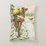 Vintage Christmas, Mailboxes in Winter Landscape アクセントクッション<br><div class="desc">ヴィンテージイラストレーションビクトリアンエラメリークリスマスの休日の画像は、雪の上にクリスマスのメールと冬のプレゼントで満たされたメールボックスの雪の風景を特徴とする。馬描車が雪の通りを横に木々と森で走っている。ハッピーホリデーと季節のご挨拶！</div>
