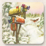 Vintage Christmas, Mailboxes in Winter Landscape コースター<br><div class="desc">ヴィンテージイラストレーションビクトリアンエラメリークリスマスの休日の画像は、雪の上にクリスマスのメールと冬のプレゼントで満たされたメールボックスの雪の風景を特徴とする。馬描車が雪の通りを横に木々と森で走っている。ハッピーホリデーと季節のご挨拶！</div>