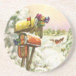 Vintage Christmas, Mailboxes in Winter Landscape コースター<br><div class="desc">ヴィンテージイラストレーションビクトリアンエラメリークリスマスの休日の画像は、雪の上にクリスマスのメールと冬のプレゼントで満たされたメールボックスの雪の風景を特徴とする。馬描車が雪の通りを横に木々と森で走っている。ハッピーホリデーと季節のご挨拶！</div>