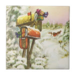 Vintage Christmas, Mailboxes in Winter Landscape タイル<br><div class="desc">ヴィンテージイラストレーションビクトリアンエラメリークリスマスの休日の画像は、雪の上にクリスマスのメールと冬のプレゼントで満たされたメールボックスの雪の風景を特徴とする。馬描車が雪の通りを横に木々と森で走っている。ハッピーホリデーと季節のご挨拶！</div>