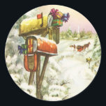 Vintage Christmas, Mailboxes in Winter Landscape ラウンドシール<br><div class="desc">ヴィンテージイラストレーションビクトリアンエラメリークリスマスの休日の画像は、雪の上にクリスマスのメールと冬のプレゼントで満たされたメールボックスの雪の風景を特徴とする。馬描車が雪の通りを横に木々と森で走っている。ハッピーホリデーと季節のご挨拶！</div>