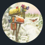 Vintage Christmas, Mailboxes in Winter Landscape ラウンドシール<br><div class="desc">ヴィンテージイラストレーションビクトリアンエラメリークリスマスの休日の画像は、雪の上にクリスマスのメールと冬のプレゼントで満たされたメールボックスの雪の風景を特徴とする。馬描車が雪の通りを横に木々と森で走っている。ハッピーホリデーと季節のご挨拶！</div>