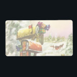 Vintage Christmas, Mailboxes in Winter Landscape ラベル<br><div class="desc">ヴィンテージイラストレーションビクトリアンエラメリークリスマスの休日の画像は、雪の上にクリスマスのメールと冬のプレゼントで満たされたメールボックスの雪の風景を特徴とする。馬描車が雪の通りを横に木々と森で走っている。ハッピーホリデーと季節のご挨拶！</div>
