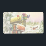 Vintage Christmas, Mailboxes in Winter Landscape ラベル<br><div class="desc">ヴィンテージイラストレーションビクトリアンエラメリークリスマスの休日の画像は、雪の上にクリスマスのメールと冬のプレゼントで満たされたメールボックスの雪の風景を特徴とする。馬描車が雪の通りを横に木々と森で走っている。ハッピーホリデーと季節のご挨拶！</div>