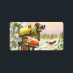 Vintage Christmas, Mailboxes in Winter Landscape ラベル<br><div class="desc">ヴィンテージイラストレーションビクトリアンエラメリークリスマスの休日の画像は、雪の上にクリスマスのメールと冬のプレゼントで満たされたメールボックスの雪の風景を特徴とする。馬描車が雪の通りを横に木々と森で走っている。ハッピーホリデーと季節のご挨拶！</div>