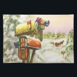 Vintage Christmas, Mailboxes in Winter Landscape ランチョンマット<br><div class="desc">ヴィンテージイラストレーションビクトリアンエラメリークリスマスの休日の画像は、雪の上にクリスマスのメールと冬のプレゼントで満たされたメールボックスの雪の風景を特徴とする。馬描車が雪の通りを横に木々と森で走っている。ハッピーホリデーと季節のご挨拶！</div>