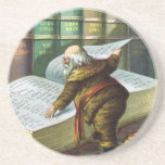 Vintage Christmas, Santa Claus いけな Nice List コースター<br><div class="desc">ヴィンテージイラストレーションメリークリスマスの休日デザインは、本サンタクロースと彼の作品のページをフィーチャー。1889年マクラーリン・ブラザーズ発行。この物語は、世界中の良い小さな男の子や女の子のための玩具を作るサンタの仕事を物語っている。このビクトリアン時代の写真は彼のすてき図書館を通し読て、子供の名前と素敵なリストを持つ大きな本の古いサンいけなニコラスの姿を示している。</div>