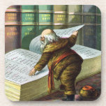 Vintage Christmas, Santa Claus いけな Nice List コースター<br><div class="desc">ヴィンテージイラストレーションメリークリスマスの休日デザインは、本サンタクロースと彼の作品のページをフィーチャー。1889年マクラーリン・ブラザーズ発行。この物語は、世界中の良い小さな男の子や女の子のための玩具を作るサンタの仕事を物語っている。このビクトリアン時代の写真は彼のすてき図書館を通し読て、子供の名前と素敵なリストを持つ大きな本の古いサンいけなニコラスの姿を示している。</div>